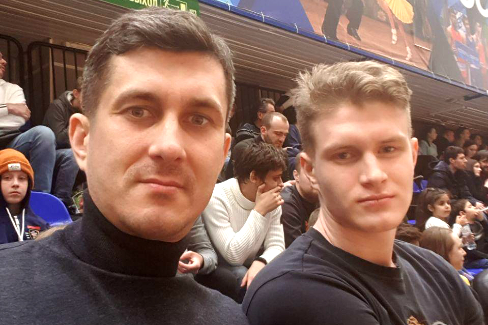 Папа Артур пристально следит за успехами своих аполитичных детей Папа Артур пристально следит за успехами своих аполитичных детей