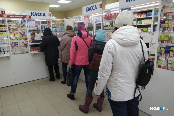 Во многих аптеках очереди образуются уже с утра, многие новосибирцы спрашивают в том числе маски и антисептики Во многих аптеках очереди образуются уже с утра, многие новосибирцы спрашивают в том числе маски и антисептики