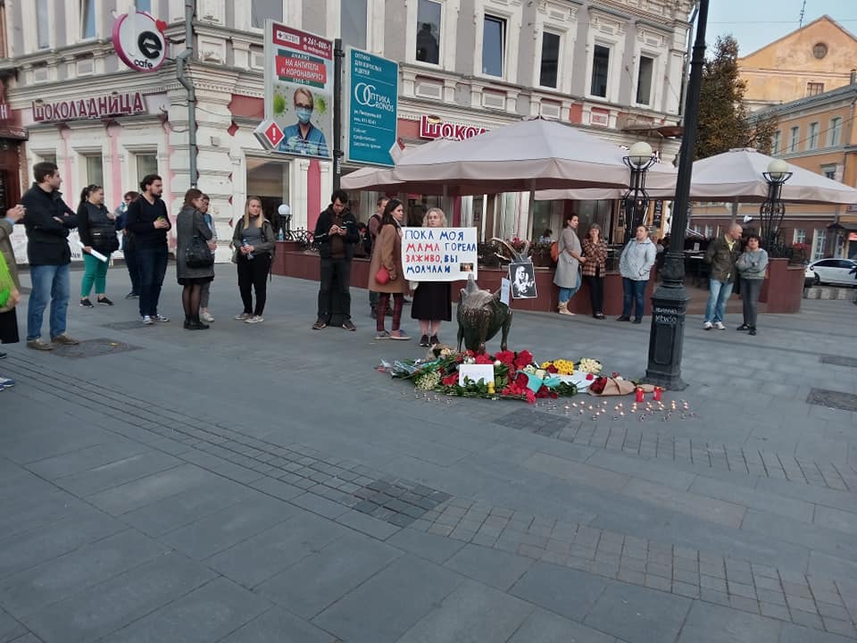 Нижегородцы продолжают нести цветы Козе, которая изображена на логотипе KozaPress Нижегородцы продолжают нести цветы Козе, которая изображена на логотипе KozaPress