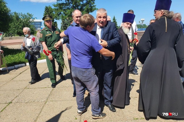 Инцидент произошел во время возложения цветов к Вечному огню Инцидент произошел во время возложения цветов к Вечному огню