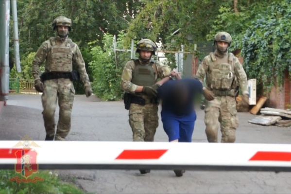 Мужчин задержали сотрудник СОБРа и Росгвардии Мужчин задержали сотрудник СОБРа и Росгвардии 