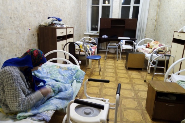 В приюте пожилых держали на втором этаже, а окна закрашивали В приюте пожилых держали на втором этаже, а окна закрашивали