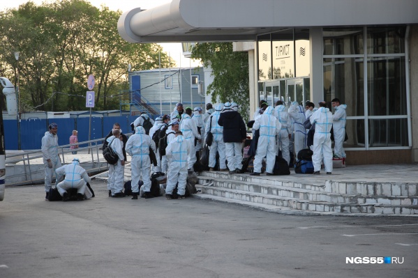 Все мужчины были в защитных костюмах