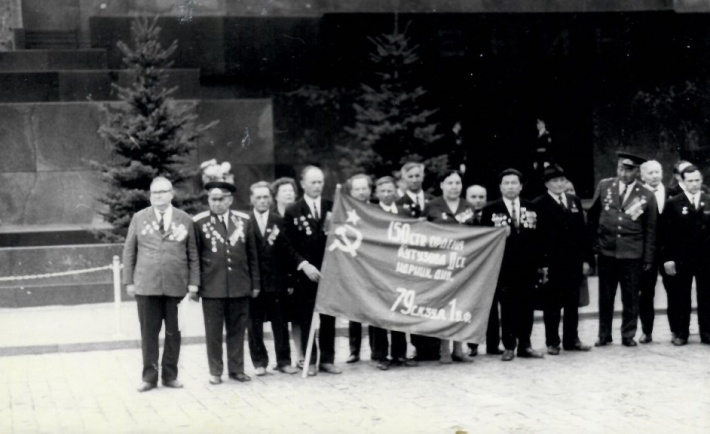 Василий Рыжков (четвертый слева) держит знамя. Мужчина ежегодно ездил в Москву на встречи с сослуживцами