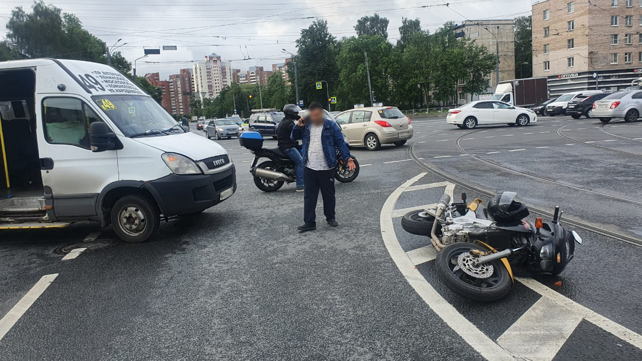 Автомобилист успел увернуться от маршрутки на Народной, а мотоциклист — нет