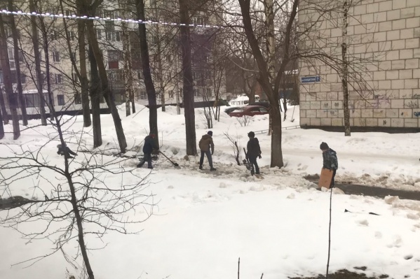 Компания ребят убирает снег с тротуара в начале улицы Солдатова Компания ребят убирает снег с тротуара в начале улицы Солдатова