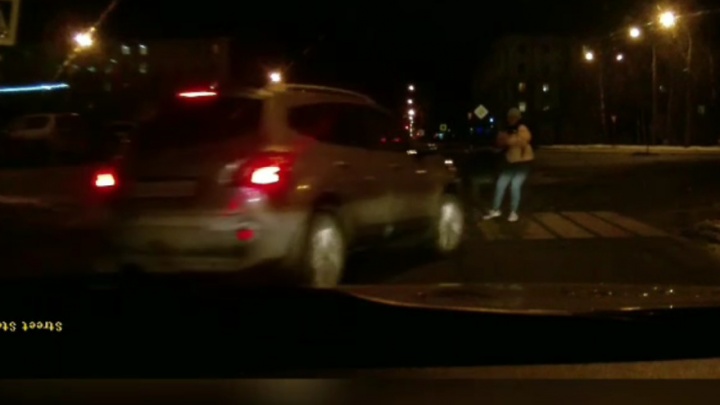 В Ярославле молодой водитель сбил на переходе девушку с ребенком. Видео
