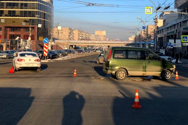 ДТП произошло на перекрестке Красного проспекта и улицы Писарева ДТП произошло на перекрестке Красного проспекта и улицы Писарева