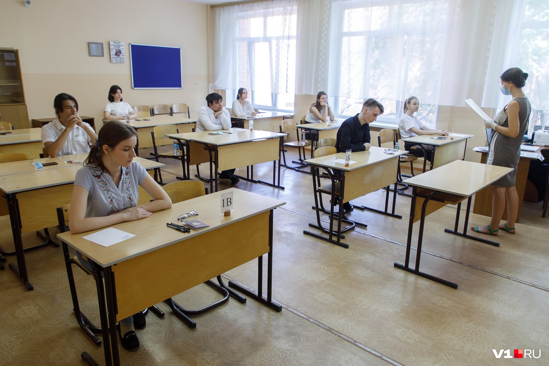 Первое егэ. ЕГЭ 2020 В масках. Экзамены в школах 2020 год в масках. Экзамен в аудитории в масках.