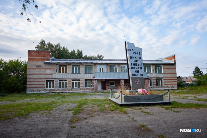Монумент героям ВОВ в посёлке Смоленский