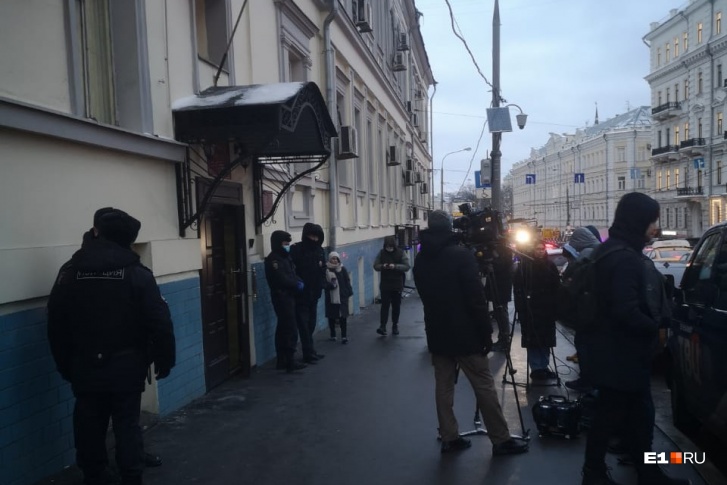 У здания суда собираются последователи бывшего схиигумена Сергия У здания суда собираются последователи бывшего схиигумена Сергия