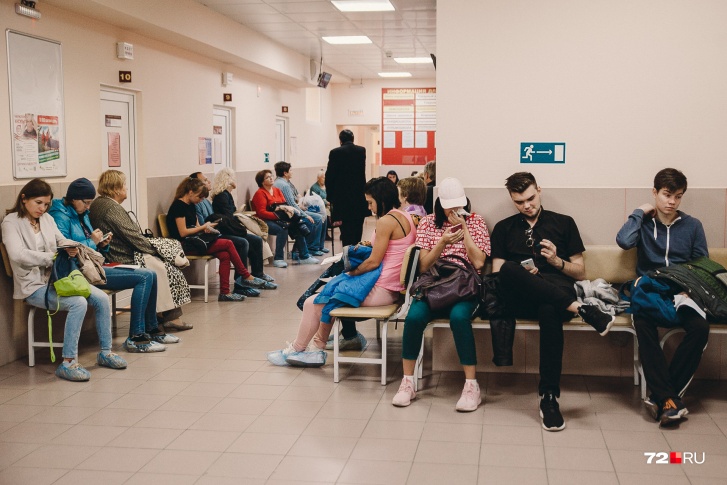 На очереди в детском отделении в поликлинике <nobr class="_">№ 8</nobr> тюменцы жалуются уже больше недели На очереди в детском отделении в поликлинике <nobr class="_">№ 8</nobr> тюменцы жалуются уже больше недели