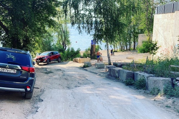 Местные жители пожаловались, что вот тут женщина перекрыла доступ к воде Местные жители пожаловались, что вот тут женщина перекрыла доступ к воде
