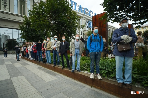 Простые зрители, в отличие от большинства тех, кто был на трибунах и маршировал в коробках, были в масках Простые зрители, в отличие от большинства тех, кто был на трибунах и маршировал в коробках, были в масках