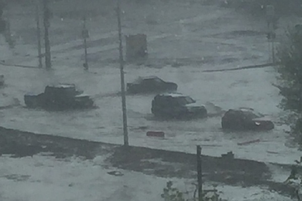 Машины по колёса в воде Машины по колёса в воде