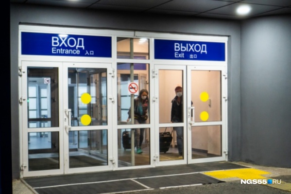 Вернувшимся в родной город омичам на протяжении двух недель нельзя будет выходить из дома. Даже если они прилетели не из-за границы<br><br> Вернувшимся в родной город омичам на протяжении двух недель нельзя будет выходить из дома. Даже если они прилетели не из-за границы<br><br>