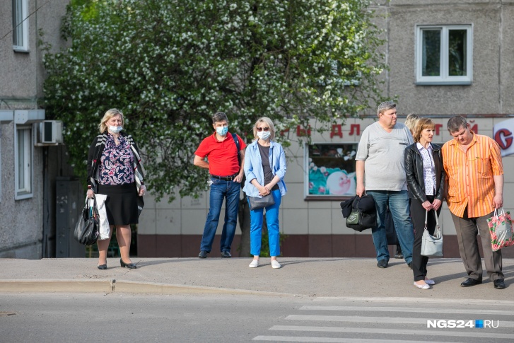 После введения масочного режима в Красноярске люди в масках стали попадаться чуть чаще