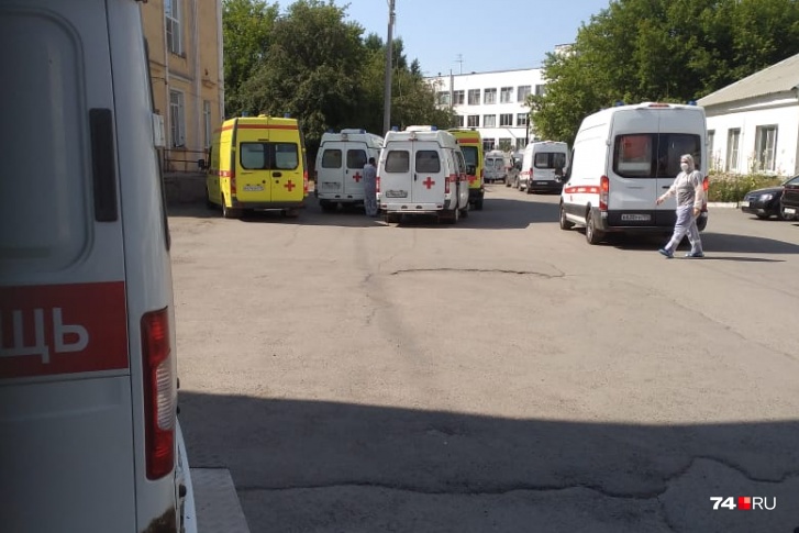 Две недели назад к отделению КТ челябинской горбольницы № 6 выстроилась очередь из двух десятков скорых Две недели назад к отделению КТ челябинской горбольницы № 6 выстроилась очередь из двух десятков скорых
