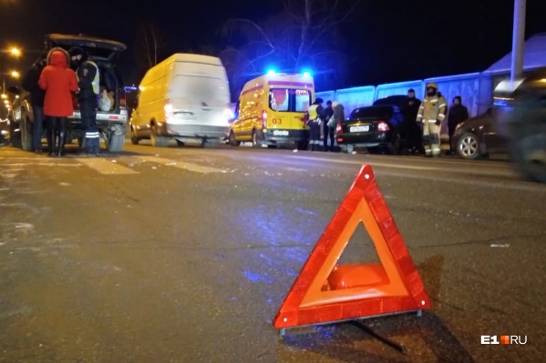 Двух пострадавших увезли на скорой Двух пострадавших увезли на скорой