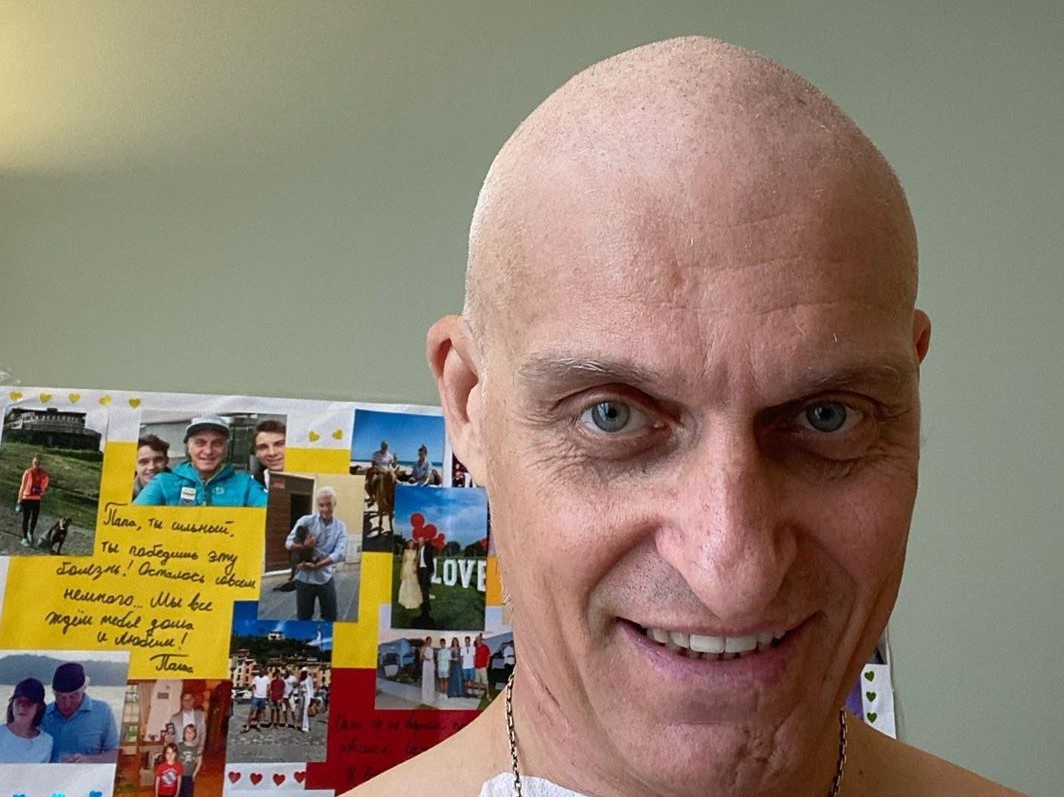 Олег Тиньков потерял волосы после химиотерапии. Его поддержали друзья и побрились налысо