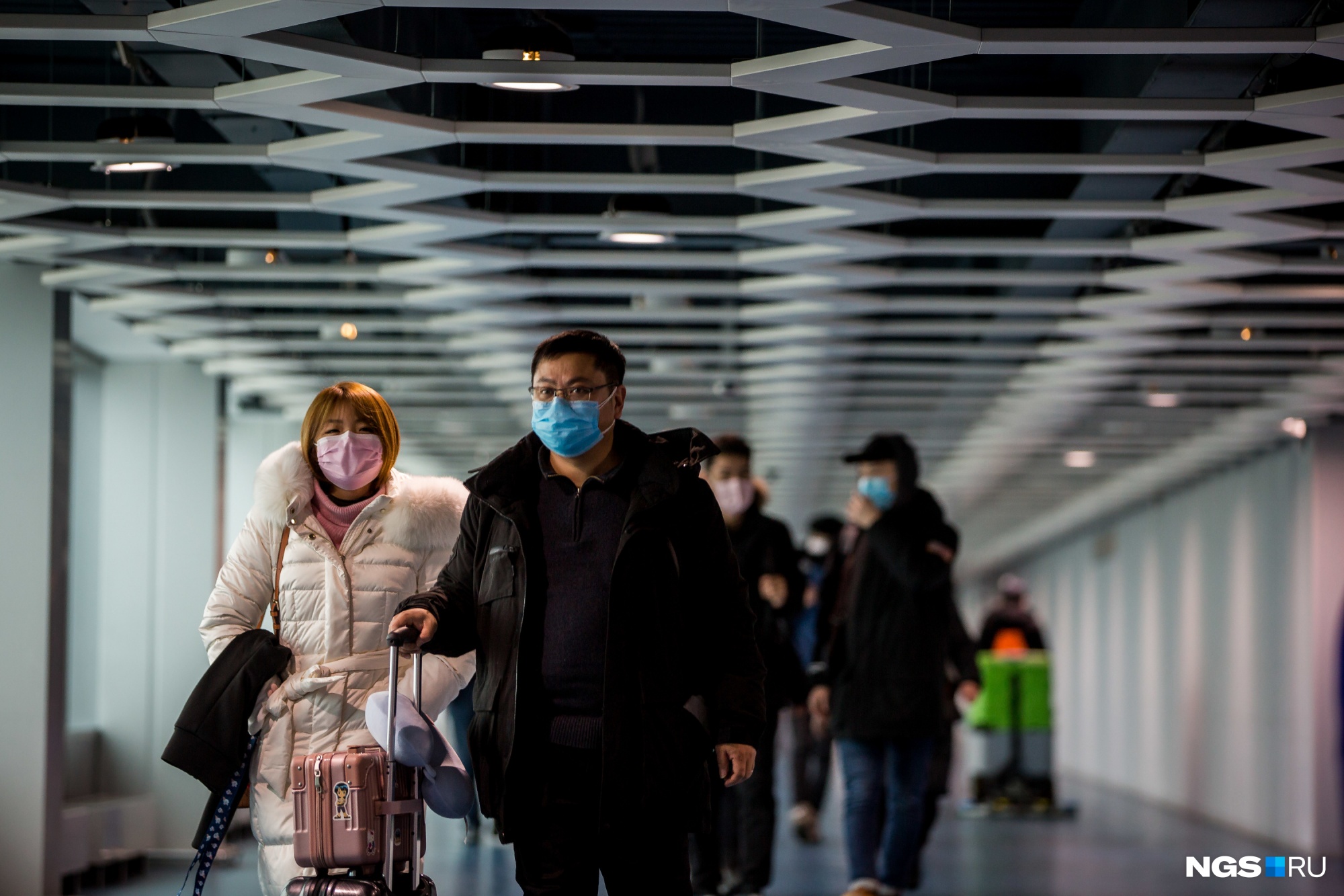 Люди в масках в аэропорту