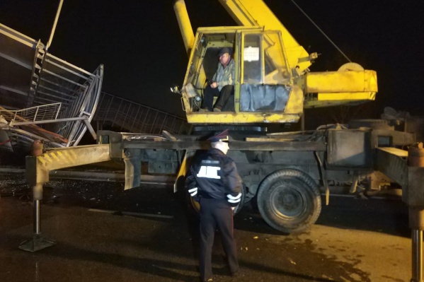 Уралтрансспецстрой приехал на место ЧП, чтобы разобрать и увезти рухнувшую конструкцию Уралтрансспецстрой приехал на место ЧП, чтобы разобрать и увезти рухнувшую конструкцию 