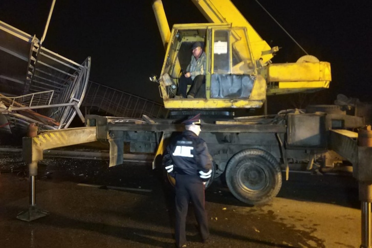Уралтрансспецстрой приехал на место ЧП, чтобы разобрать и увезти рухнувшую конструкцию Уралтрансспецстрой приехал на место ЧП, чтобы разобрать и увезти рухнувшую конструкцию