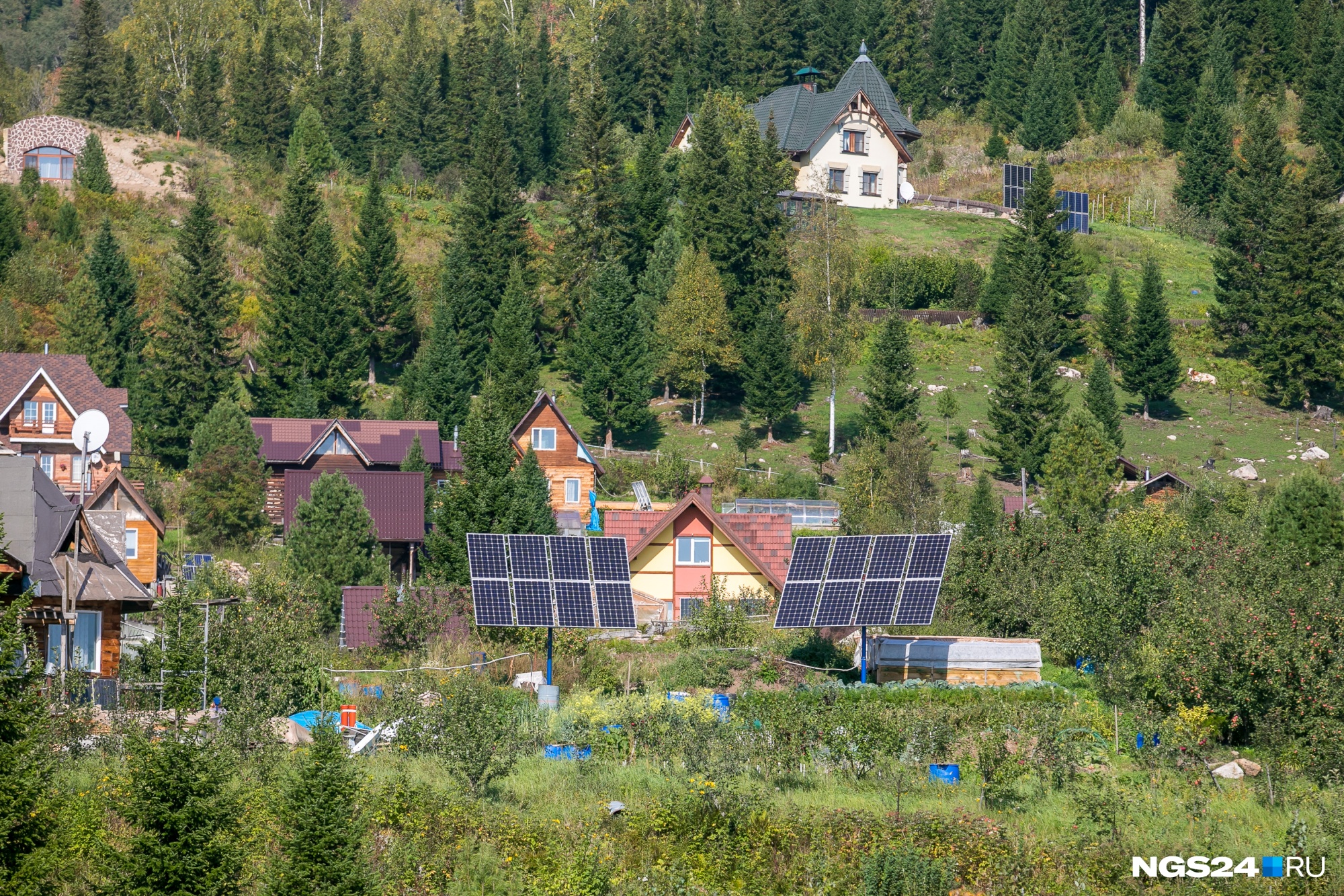 ЛЭП к поселку не протянуты — у каждого дома есть солнечная панель