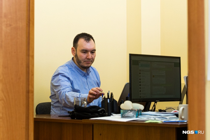 Своего рабочего кабинета в Новосибирске у Булата нет: когда он приезжает сюда, то временно ютится на любом свободном месте