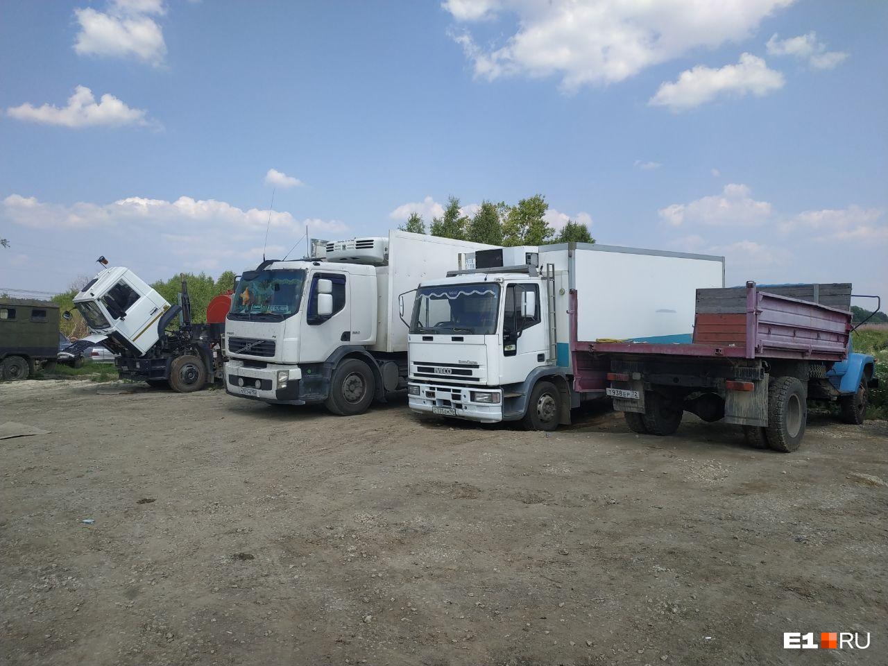 В мастерской арендаторы ангара чинят свои автомобили В мастерской арендаторы ангара чинят свои автомобили