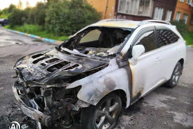 Автомобиль «Лексус» загорелся около 2 часов ночи Автомобиль «Лексус» загорелся около 2 часов ночи