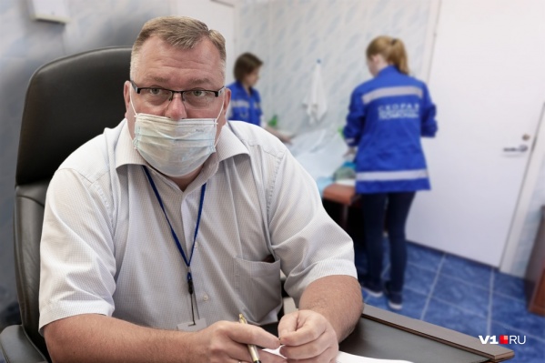 Главный врач волгоградской скорой помощи Олег Ярыгин рассказал журналистам почему «скорые» едут так долго Главный врач волгоградской скорой помощи Олег Ярыгин рассказал журналистам почему «скорые» едут так долго