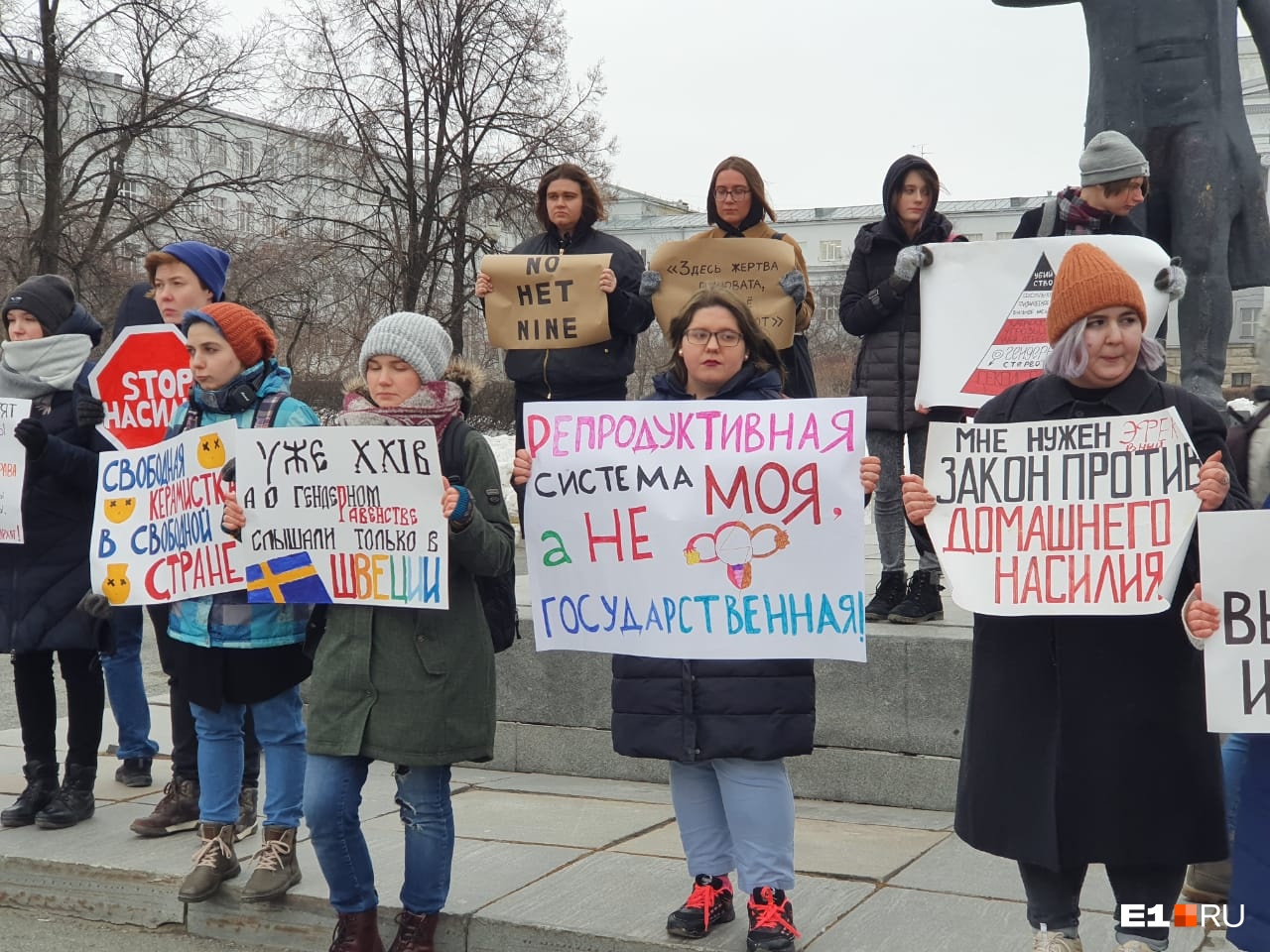 «Сегодня бьет, завтра убьет»: феминистки вышли на митинг в Екатеринбурге, разглядываем их плакаты