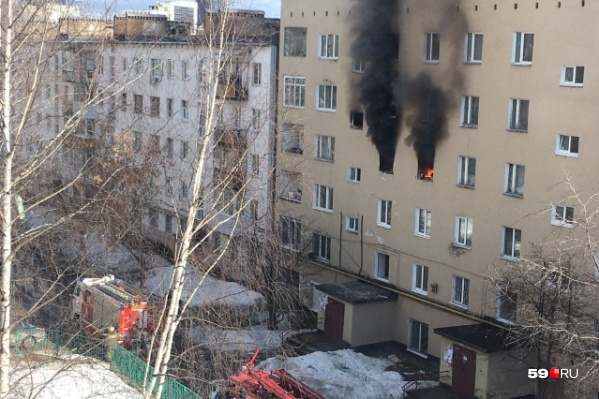 После взрыва в квартире начался пожар После взрыва в квартире начался пожар