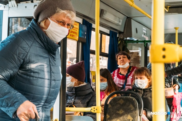 Когда на улице холодно, люди ждут тепла в салонах автобусов Когда на улице холодно, люди ждут тепла в салонах автобусов