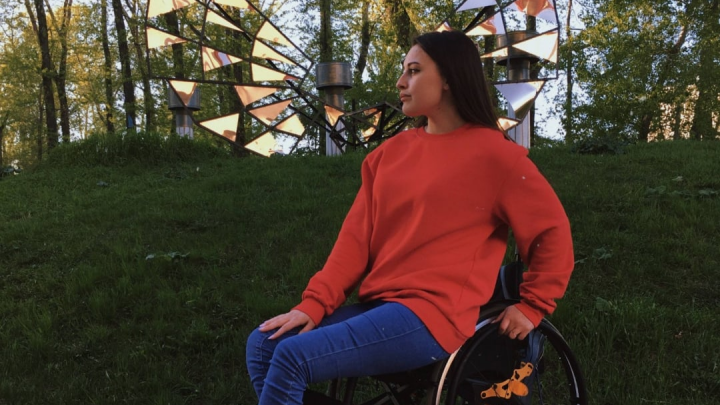 Архангелогородка победила в конкурсе для девушек на инвалидных колясках «Невская краса»