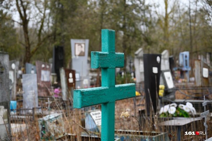 Только для близких родственников: как коронавирус изменил работу кладбищ в Ростове