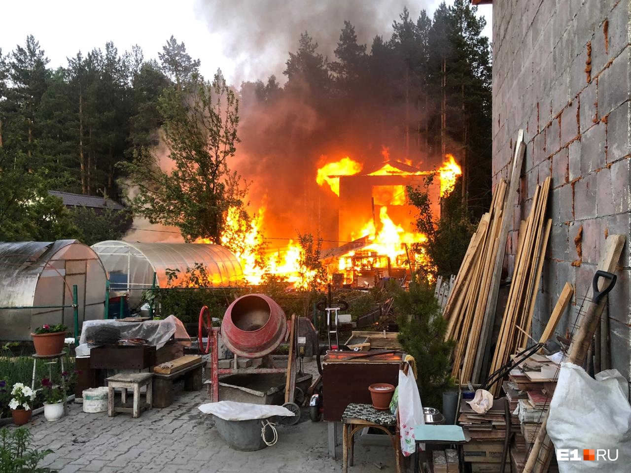 «Кролики сгорели живьём»: в садах на Елизавете разгорелся крупный пожар