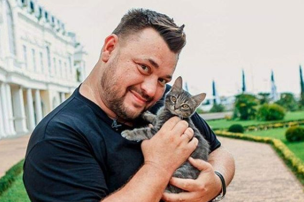 Первые деньги, которые зарабатывал Сергей Жуков, уходили на оплату работы продюсера и студий Первые деньги, которые зарабатывал Сергей Жуков, уходили на оплату работы продюсера и студий