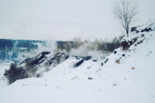 Подземный пожар возле поселка Апанаса в Новокузнецком районе уже долгое время беспокоит местных жителей Подземный пожар возле поселка Апанаса в Новокузнецком районе уже долгое время беспокоит местных жителей