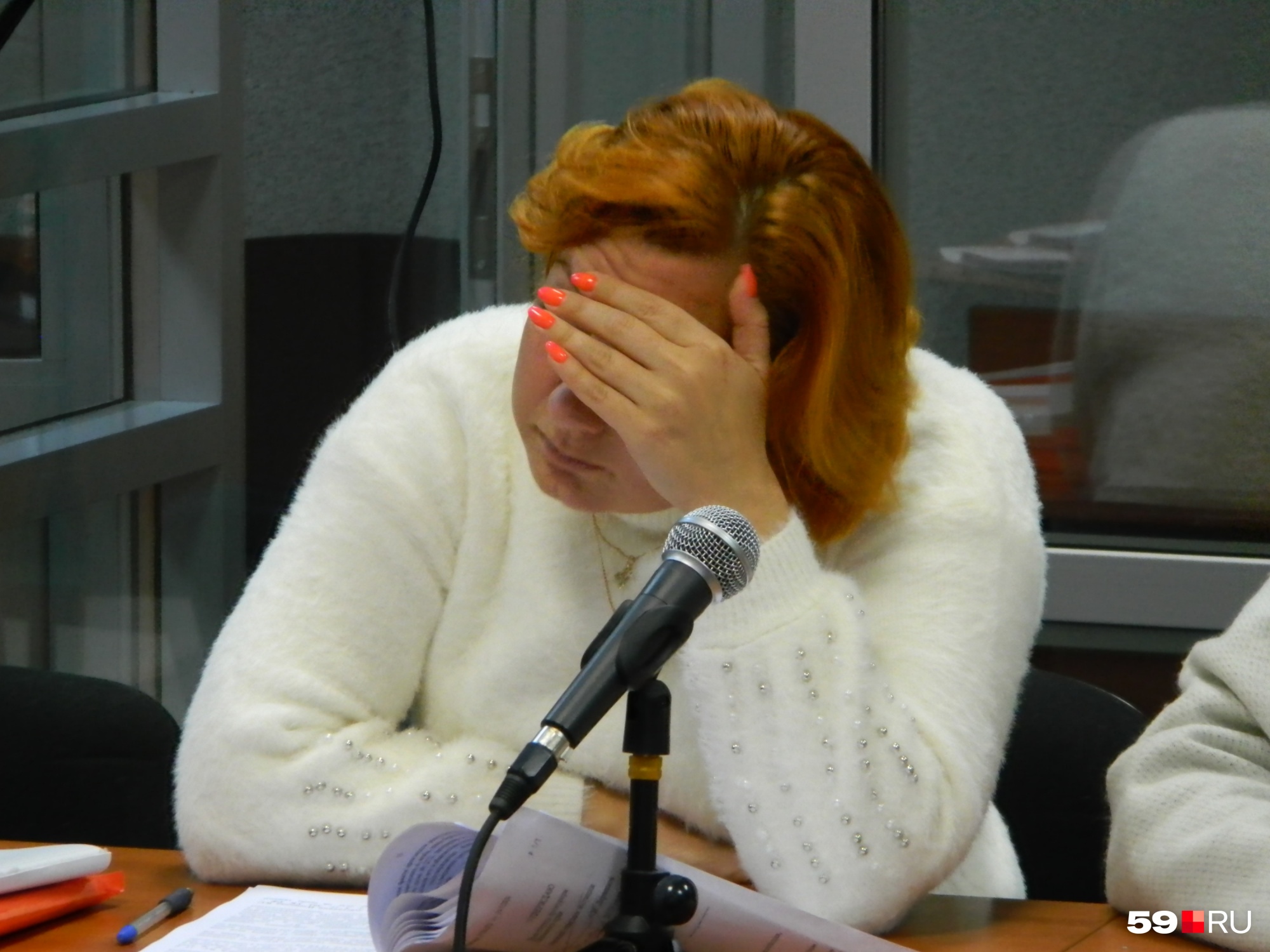 Следовательница Валентина Плешкова на суде по обвинению ее в подделке документов прикрывала лицо рукой — от фотографов