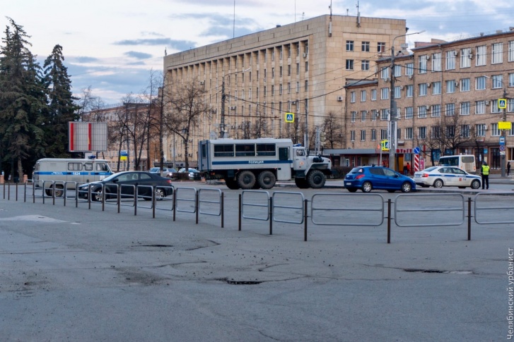 Заборы у ЮУрГУ установили, чтобы по вечерам там не собиралась молодёжь на автомобилях<br> Заборы у ЮУрГУ установили, чтобы по вечерам там не собиралась молодёжь на автомобилях<br>