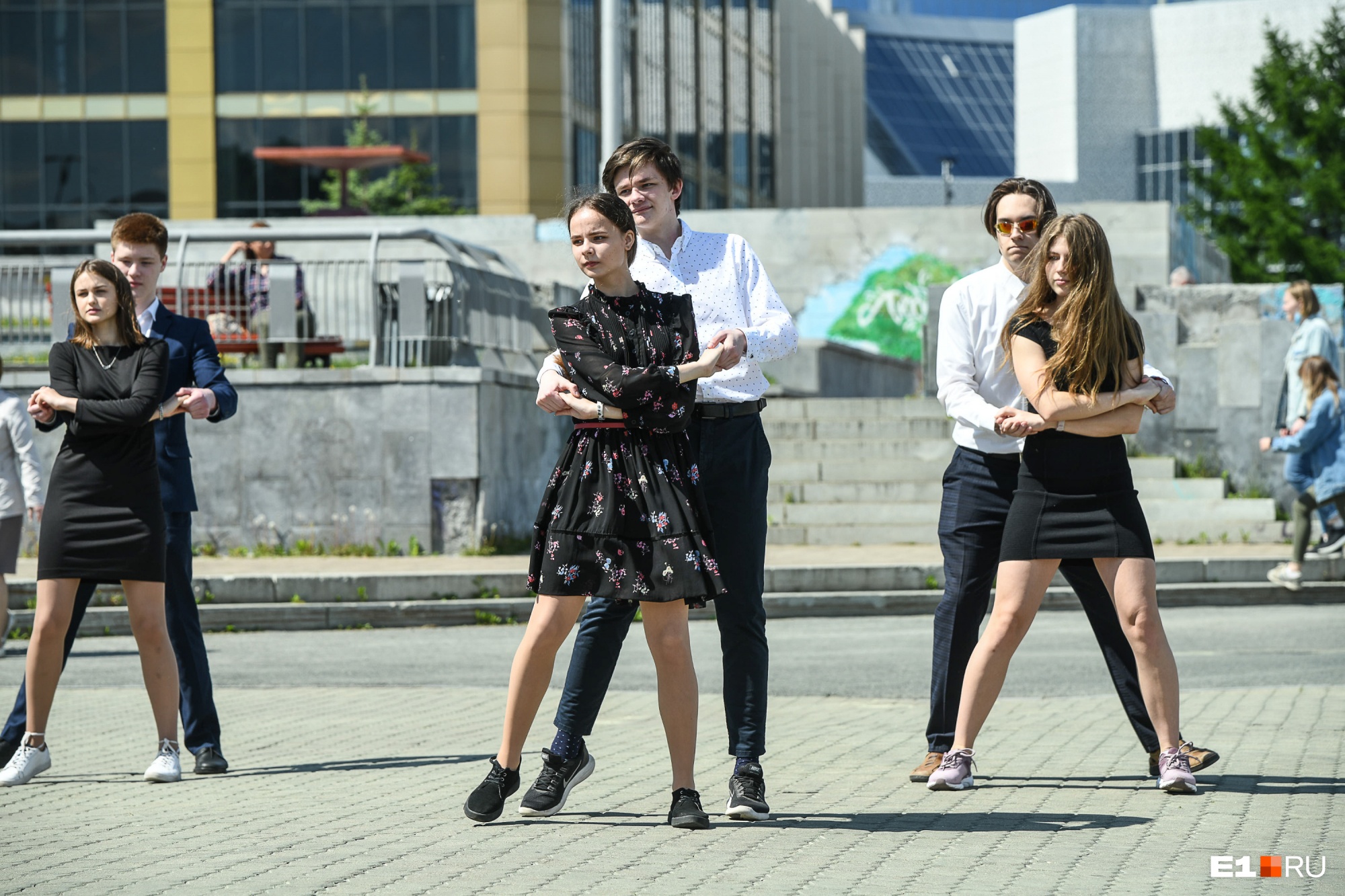 Танцы на набережной: в Екатеринбурге дерзкие выпускники устроили альтернативный последний звонок