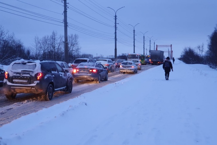 Люди выходили из автобусов и пешком шли до Гагарина Люди выходили из автобусов и пешком шли до Гагарина