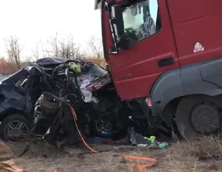 Семья из Алтайского края погибла в столкновении с грузовиком под Волгоградом