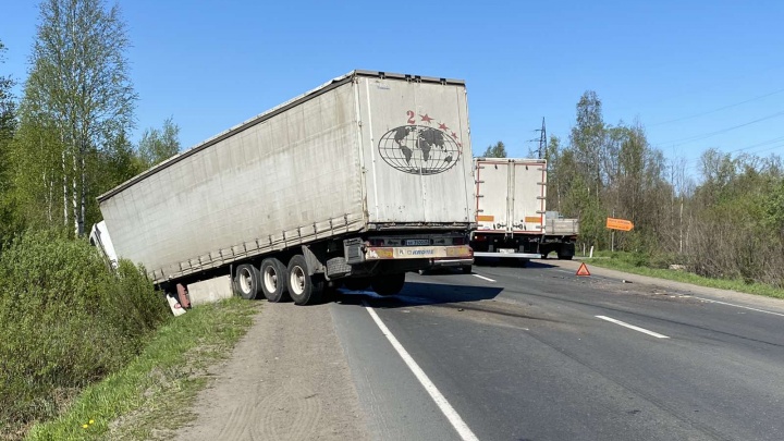 На Окружном шоссе в Архангельске частично перекрыли движение из-за ДТП с грузовиками