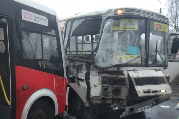 Сначала таксист врезался в один автобус, затем он зацепил другой Сначала таксист врезался в один автобус, затем он зацепил другой