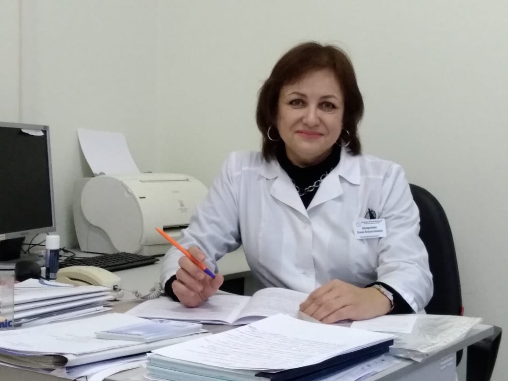 Елена Кондрашова — заведующая отделением неотложной терапии шестой городской больницы Екатеринбурга. Именно в ее отделение поступают пациенты с подозрением на коронавирусную инфекцию Елена Кондрашова — заведующая отделением неотложной терапии шестой городской больницы Екатеринбурга. Именно в ее отделение поступают пациенты с подозрением на коронавирусную инфекцию