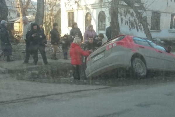 Как машина угодила в ловушку, непонятно Как машина угодила в ловушку, непонятно