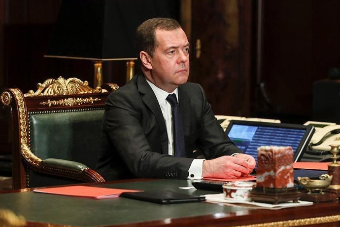 Медведев предложил продавать нефть по принципу take or pay Медведев предложил продавать нефть по принципу take or pay